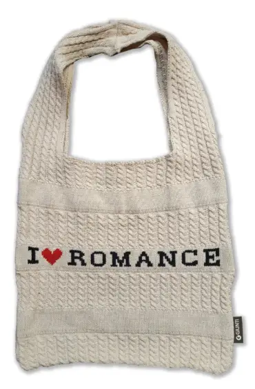 Acquista due libri Giunti della selezione romance e riceverai in omaggio la borsa in maglia “I LOVE ROMANCE”